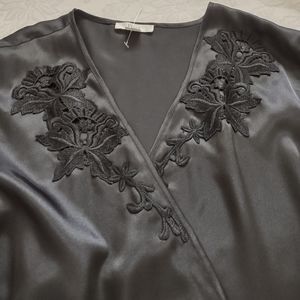 New 🎀 Flora Anthropologie luxurious embroidered long wrap robe Loungewear